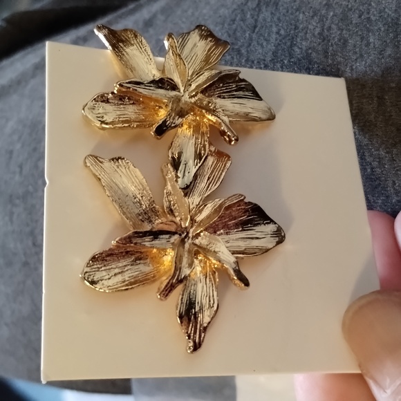 ⭐ Flower Statement Earrings Gold Tone - Picture 3 of 4